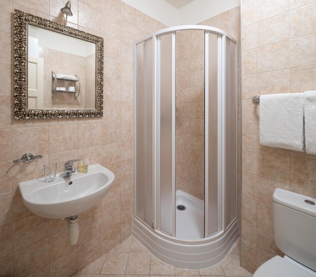 Queen Deluxe Room with Street View,1088839687:JPEG