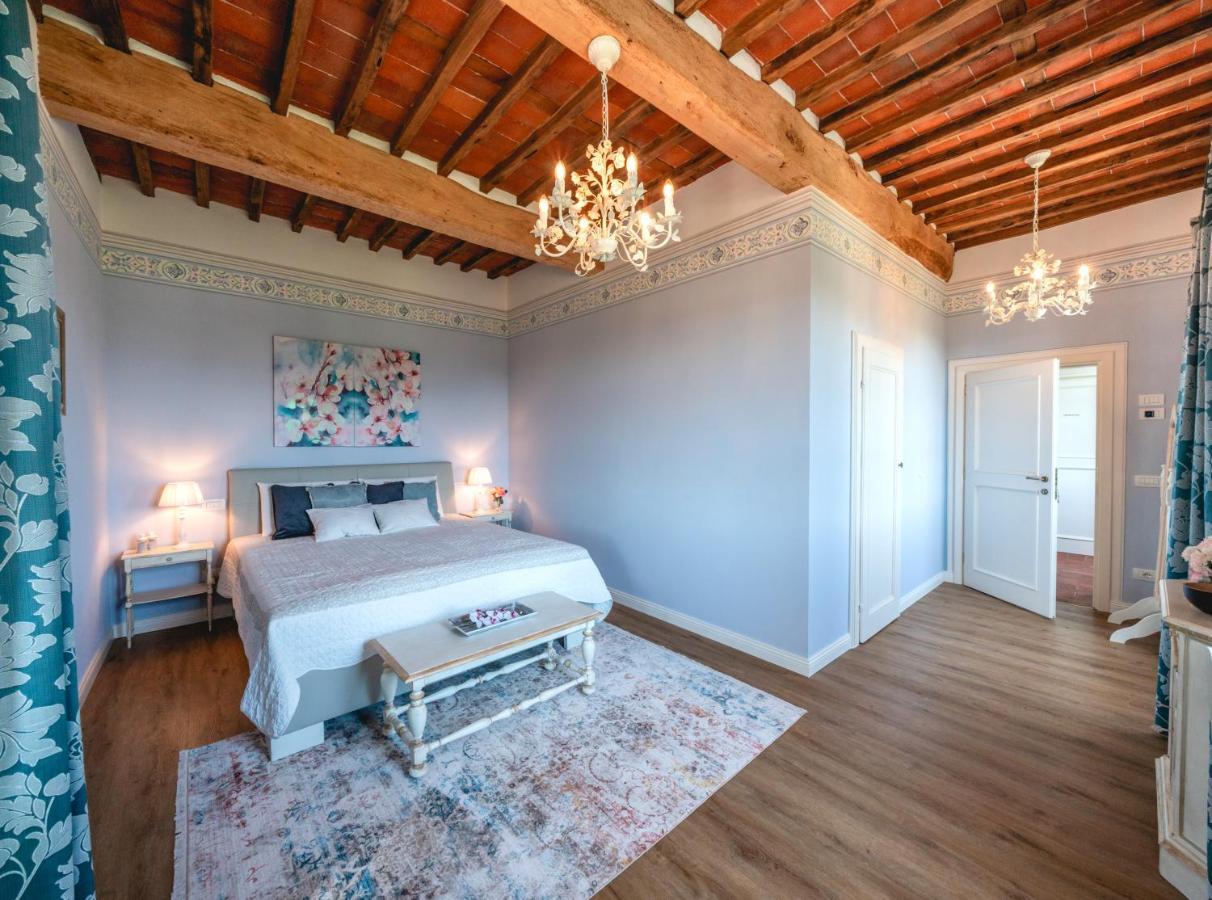Zimmer mit Queensize-Bett und Poolblick