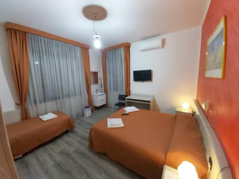 Basic Triple Room with Shared Bathroom