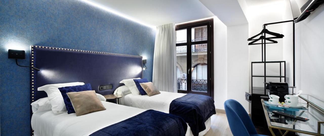 Zweibettzimmer mit Balkon