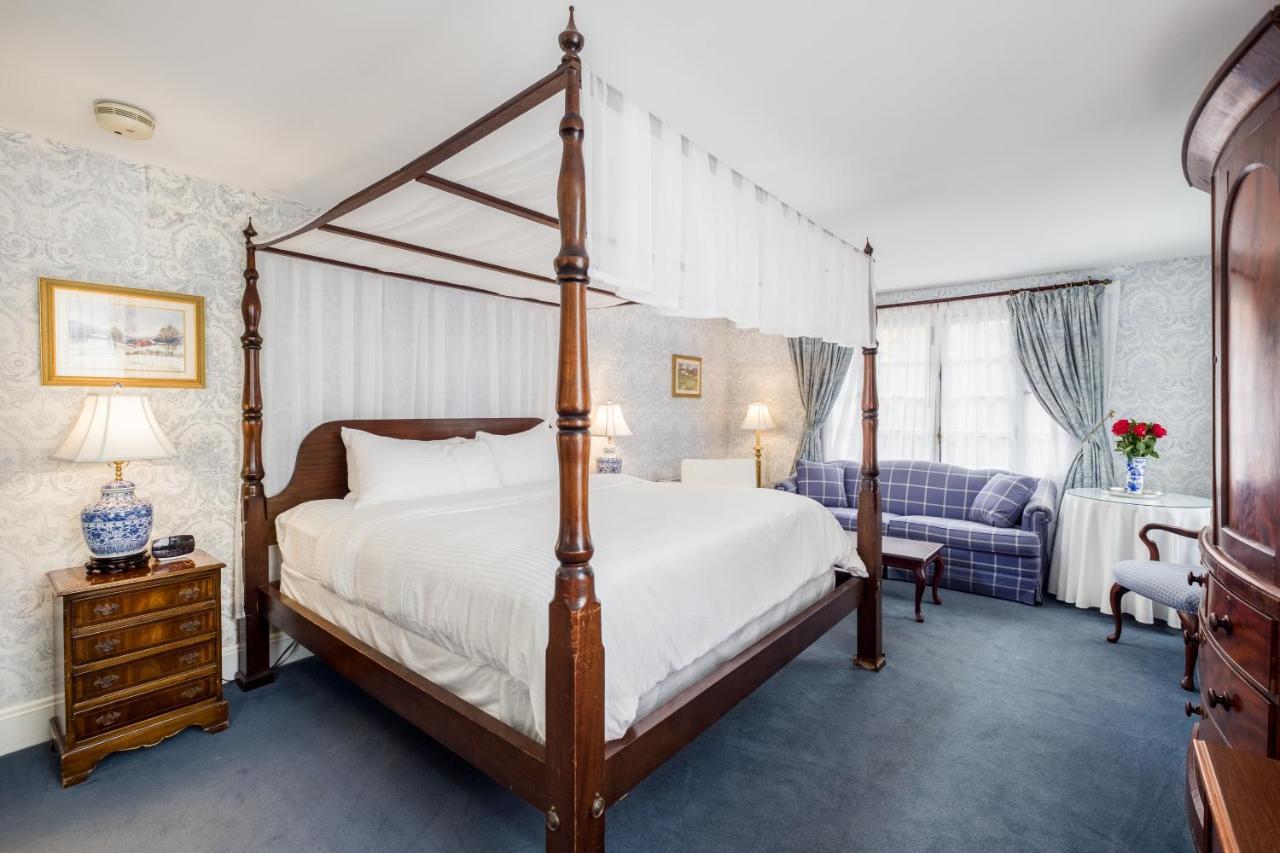 Queen Room with Sofa Bed