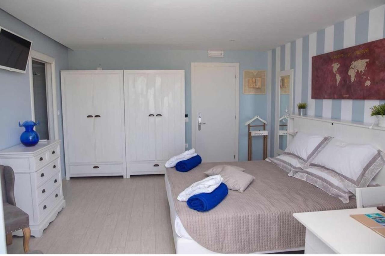 Suite Junior con vistas parciales al mar
