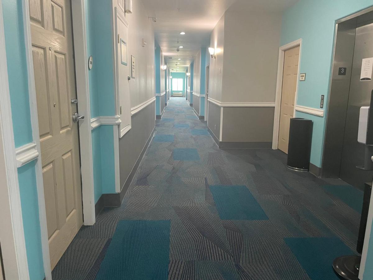 Queen Room with Two Queen Beds and Bath Tub - Mobility/Hearing Access - Non-Smoking