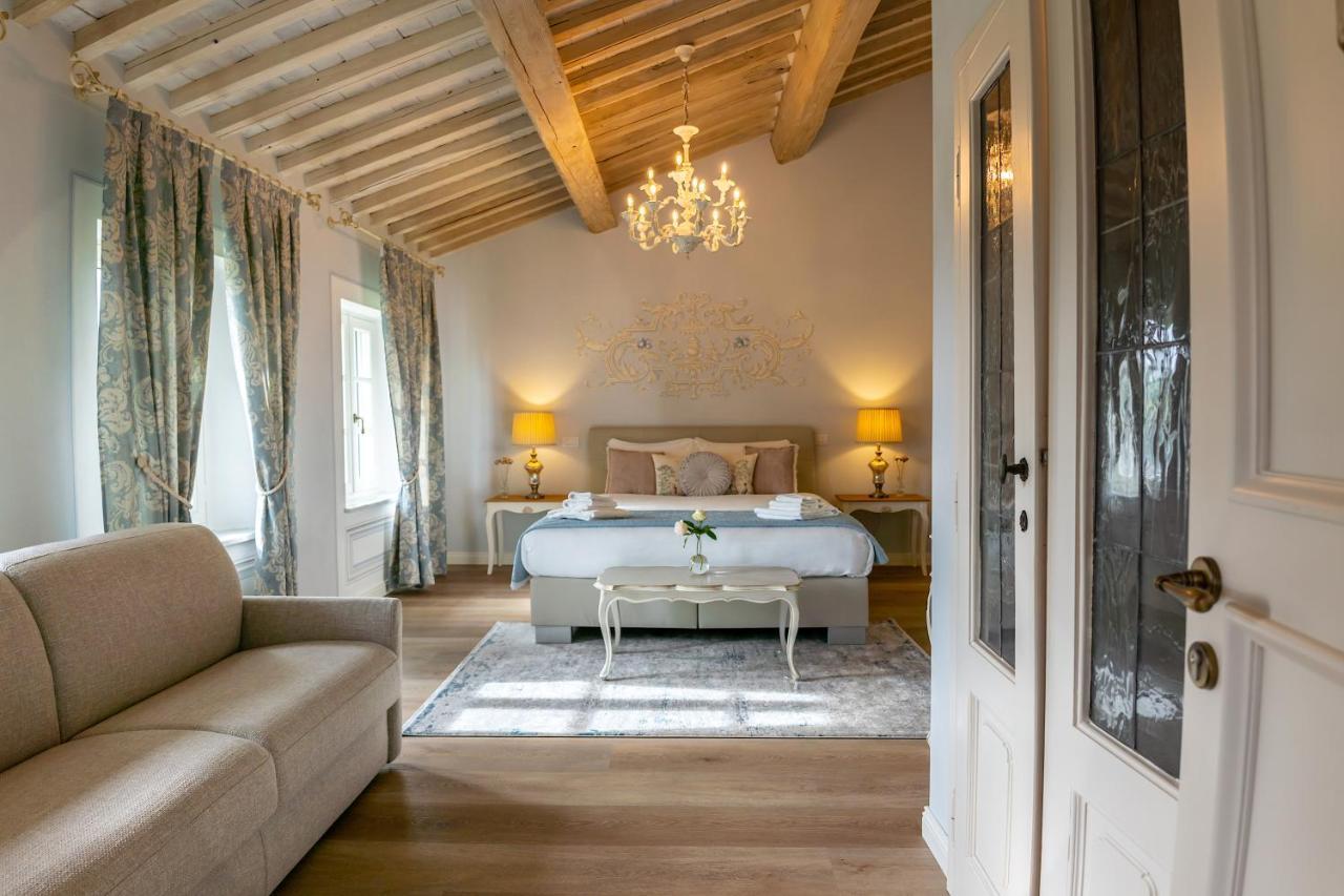 Zimmer mit Kingsize-Bett und Poolblick