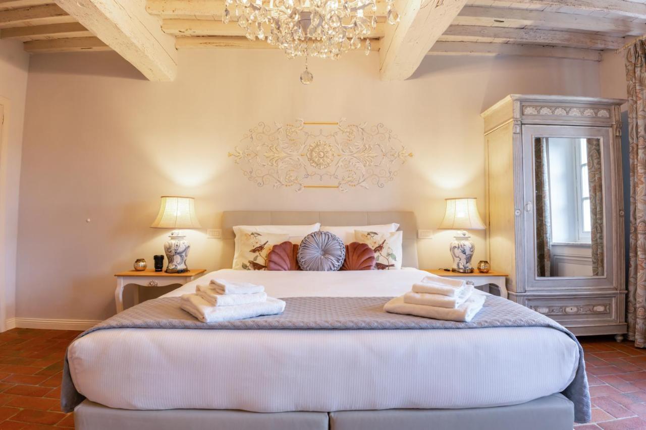Zimmer mit Queensize-Bett und Poolblick