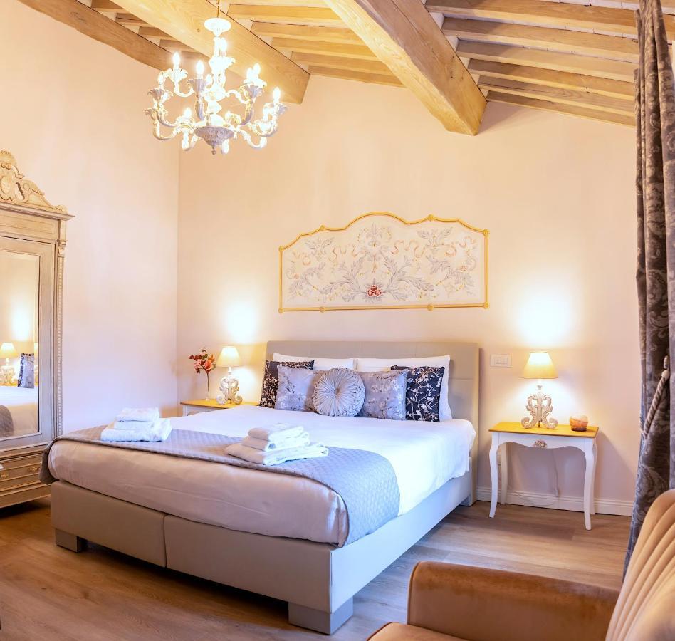 Zimmer mit Kingsize-Bett und Bergblick