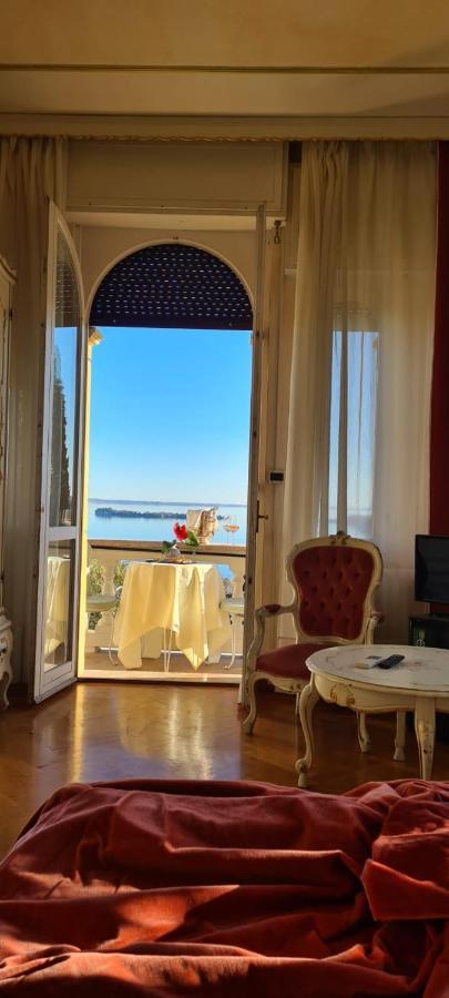 Romantic Double Room with Balcony and Lake View