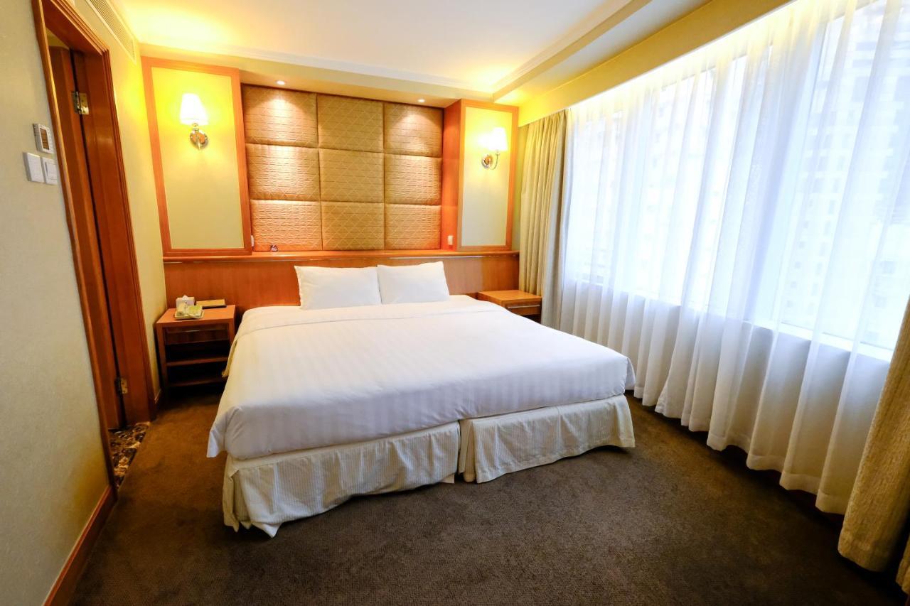 Standard Studio - King Bed with open area