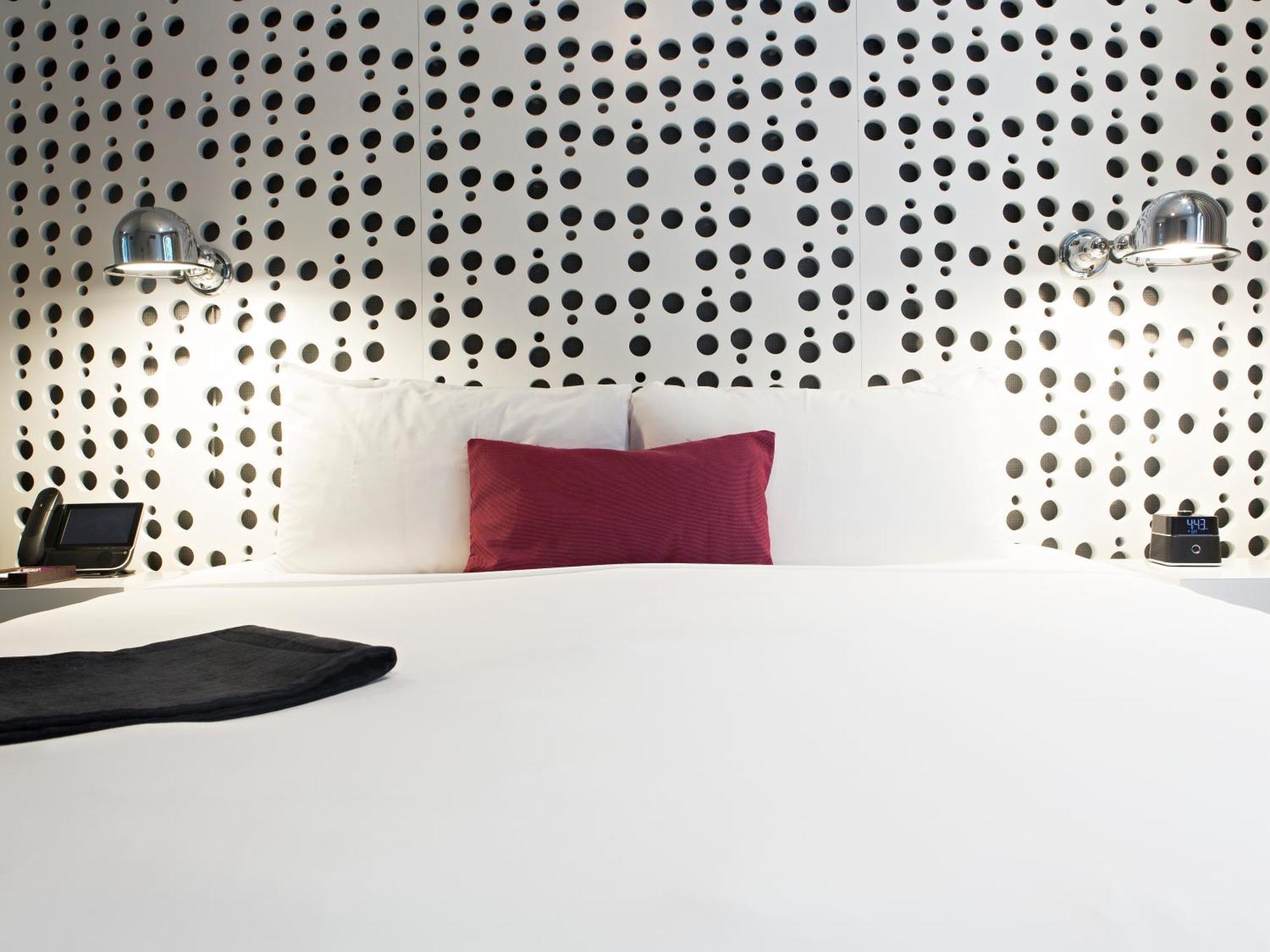 Quarto com Cama King-size e Vista da Piscina