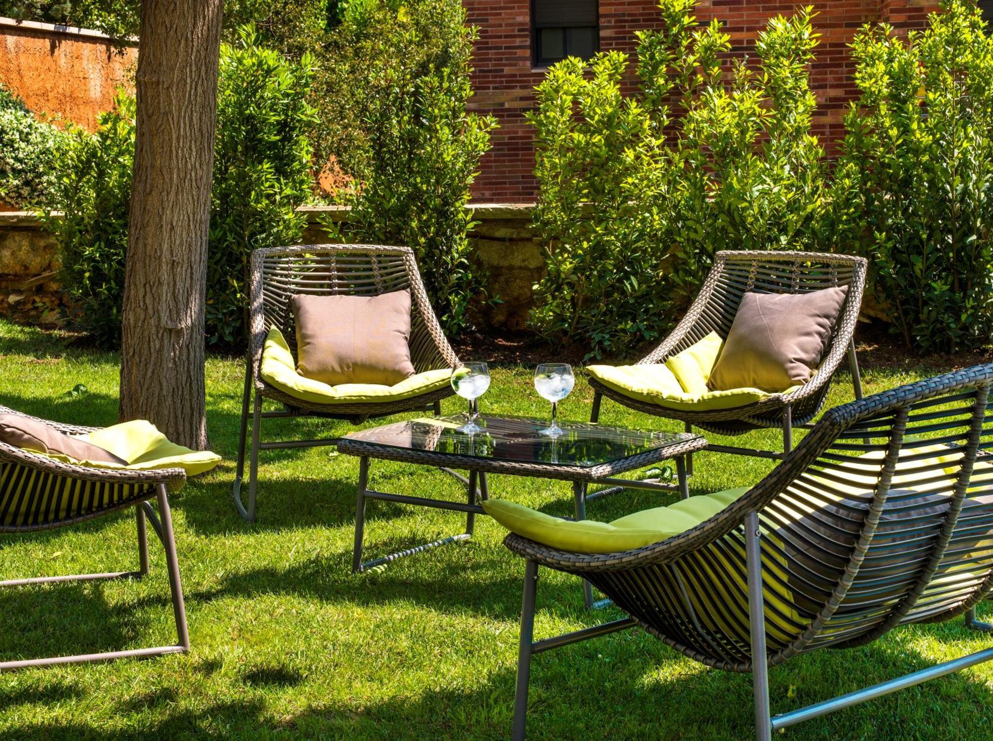 Tweepersoonskamer met uitzicht op de tuin en het terras