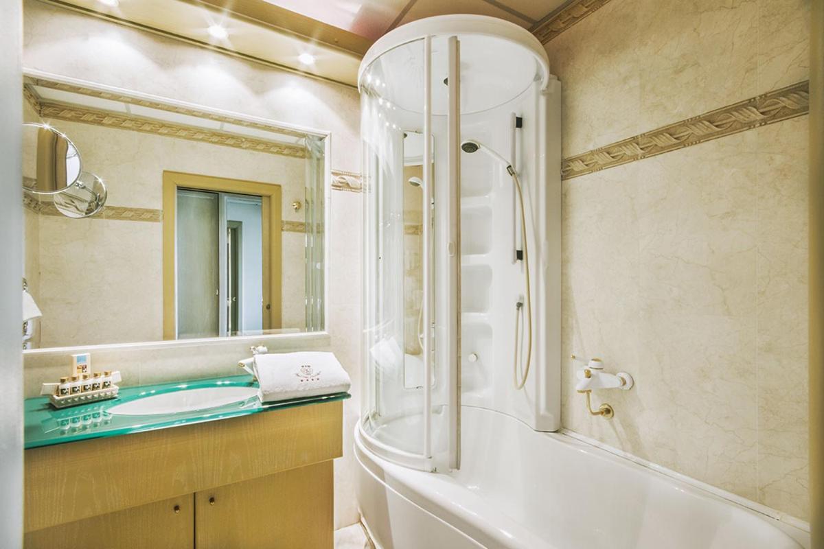 Classic Double Room with Balcony and Garden view