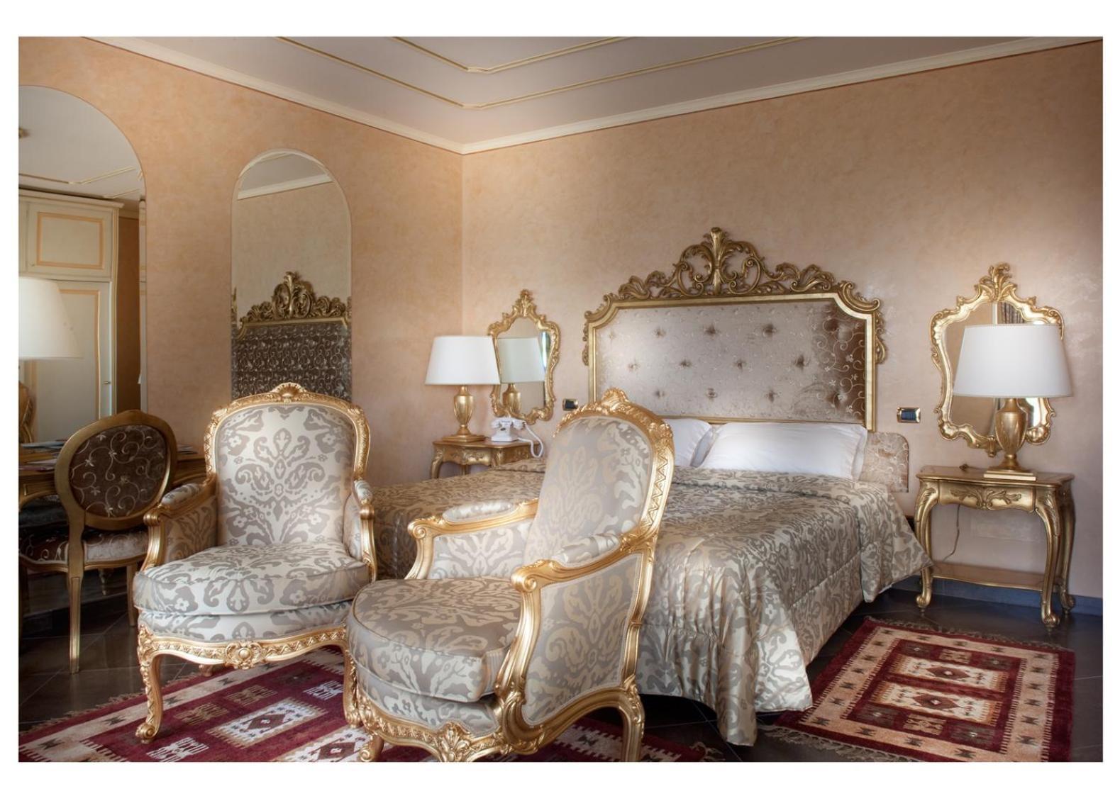 Luxury King Room with Terrace and Lake View