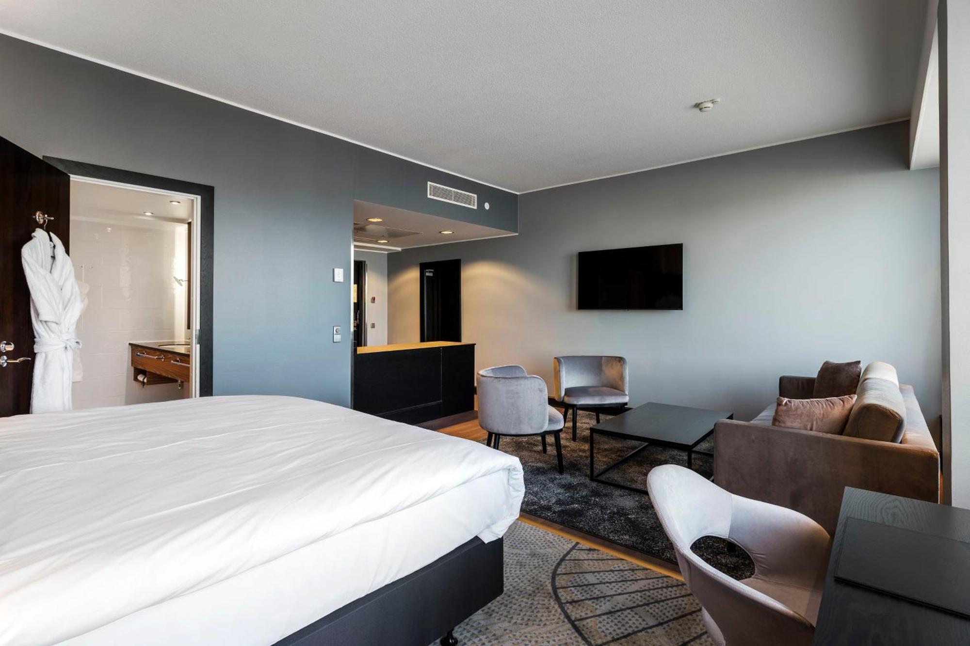 Junior King Suite with Sofa Bed