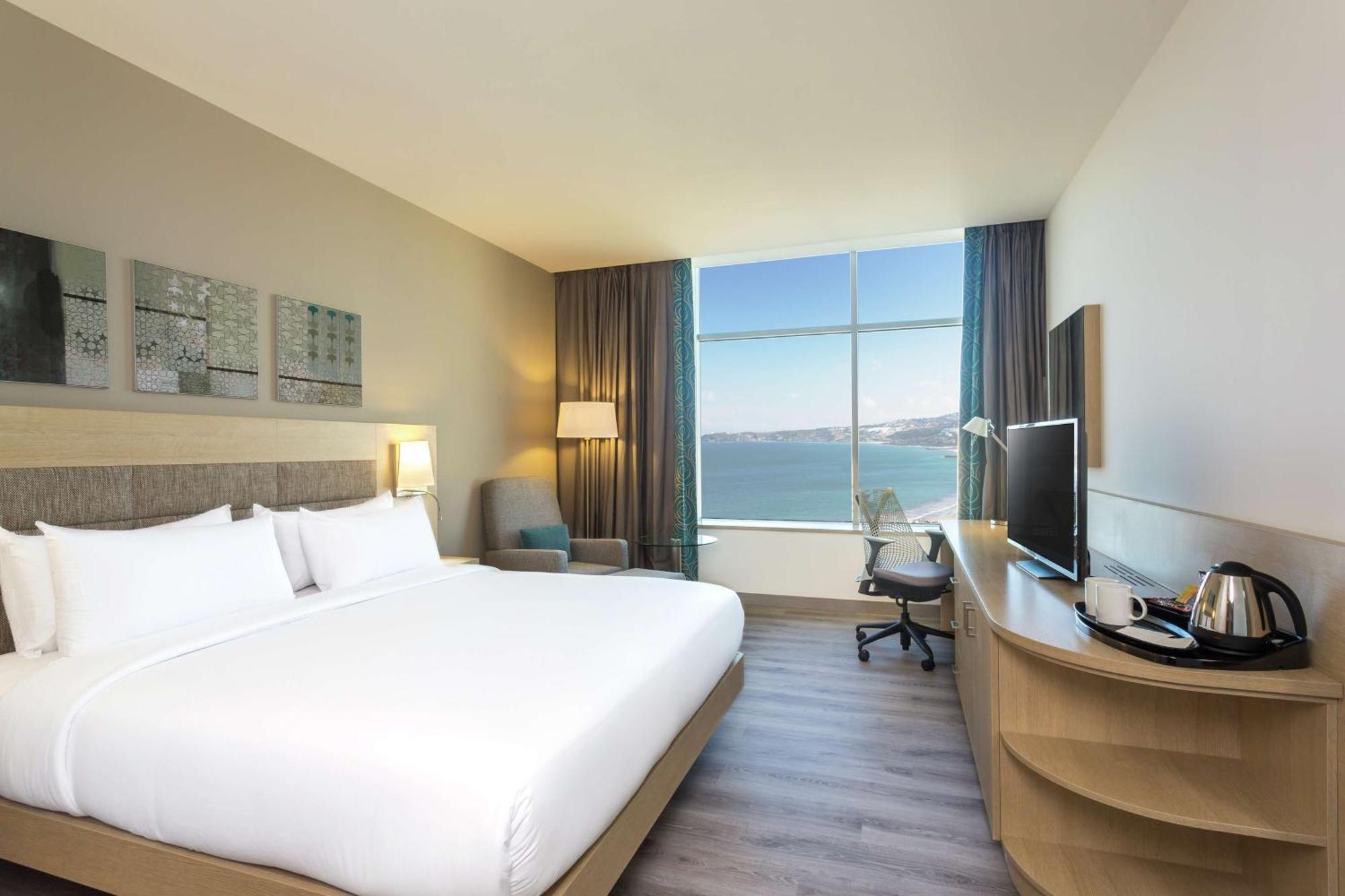 Habitación con cama extragrande y vistas al mar