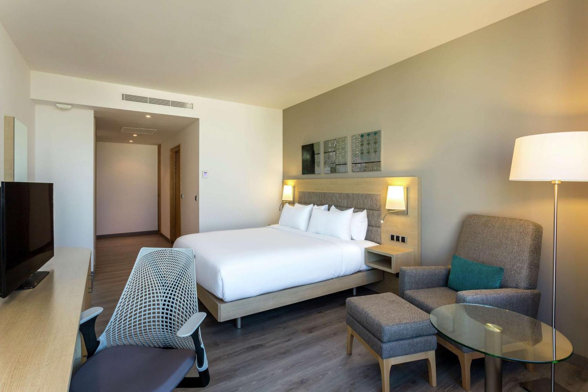 Habitación con cama extragrande.