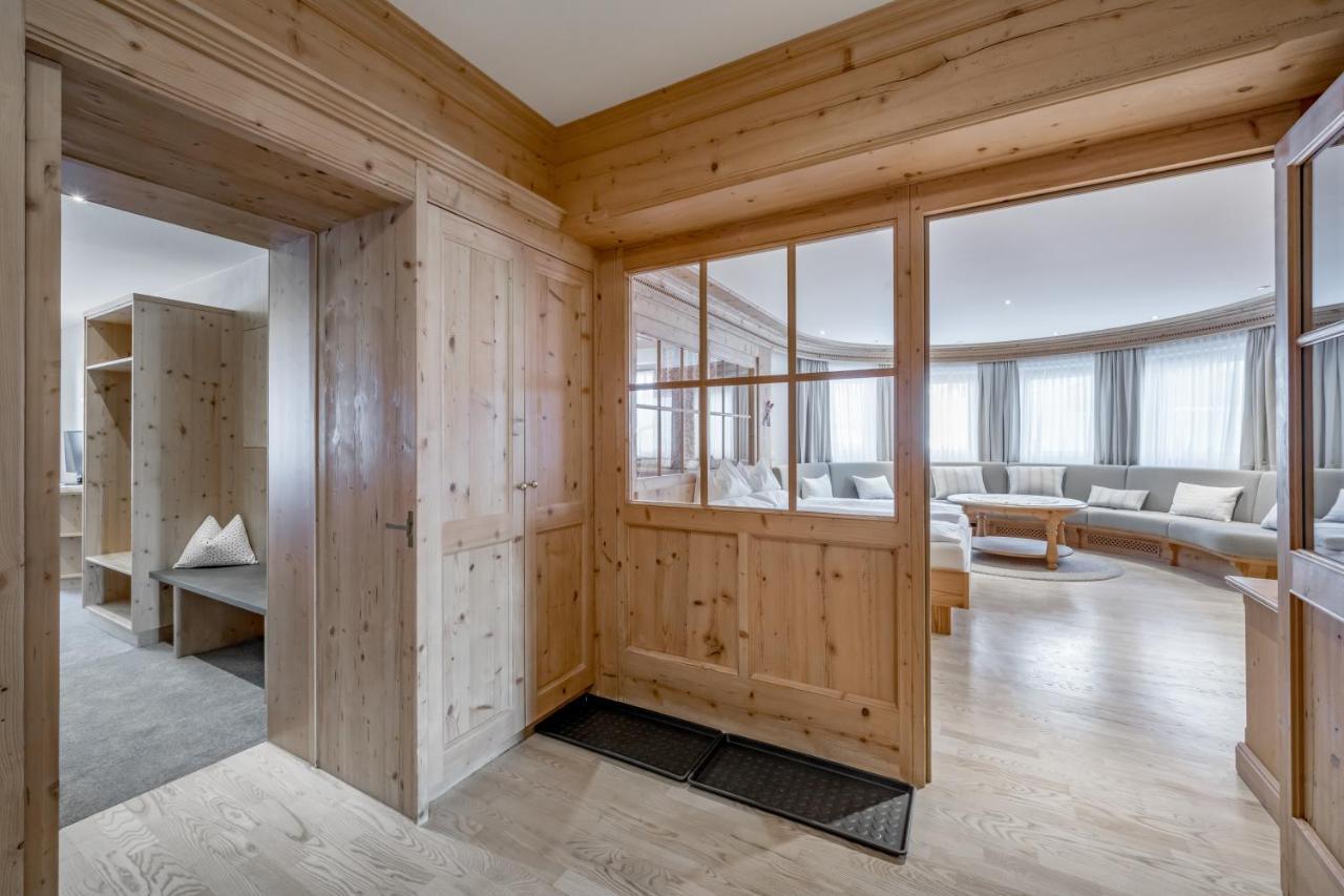 Two-Bedroom Apartment Balcony 120m2,1344498557:JPEG