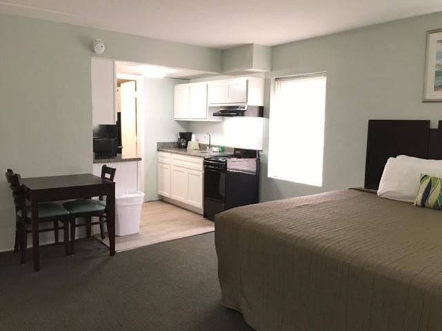 Non-Oceanfront King Room Kitchen,1403189270:JPEG