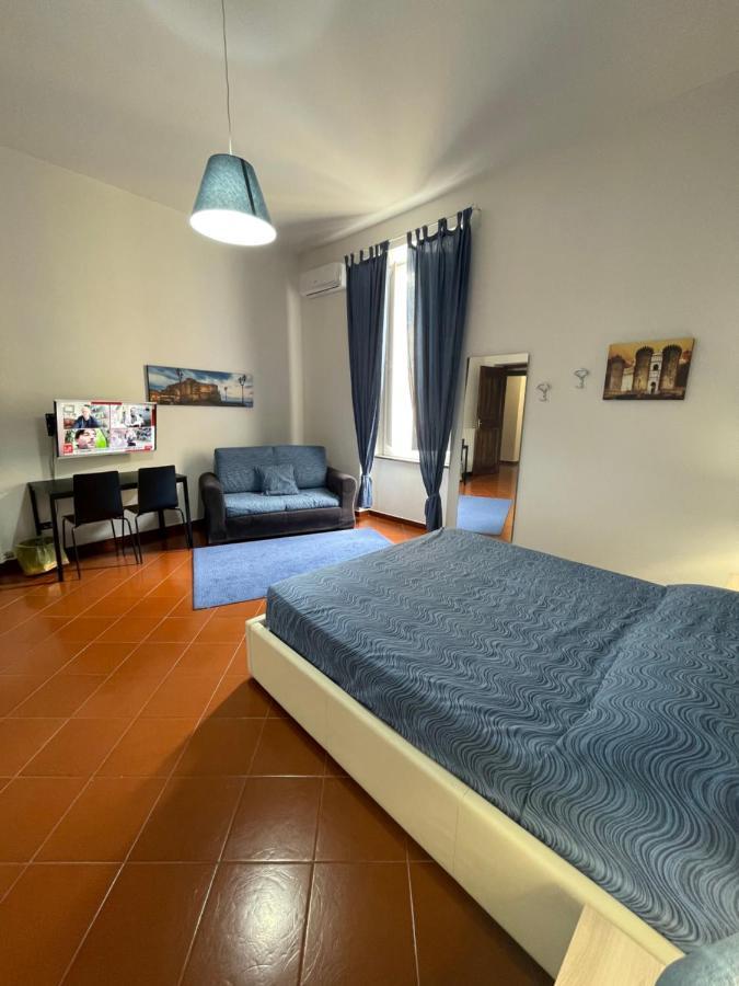 Habitación con cama extragrande.