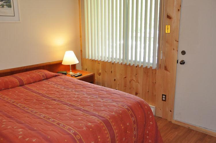 Chambre Lit Queen-Size - Vue sur Lac