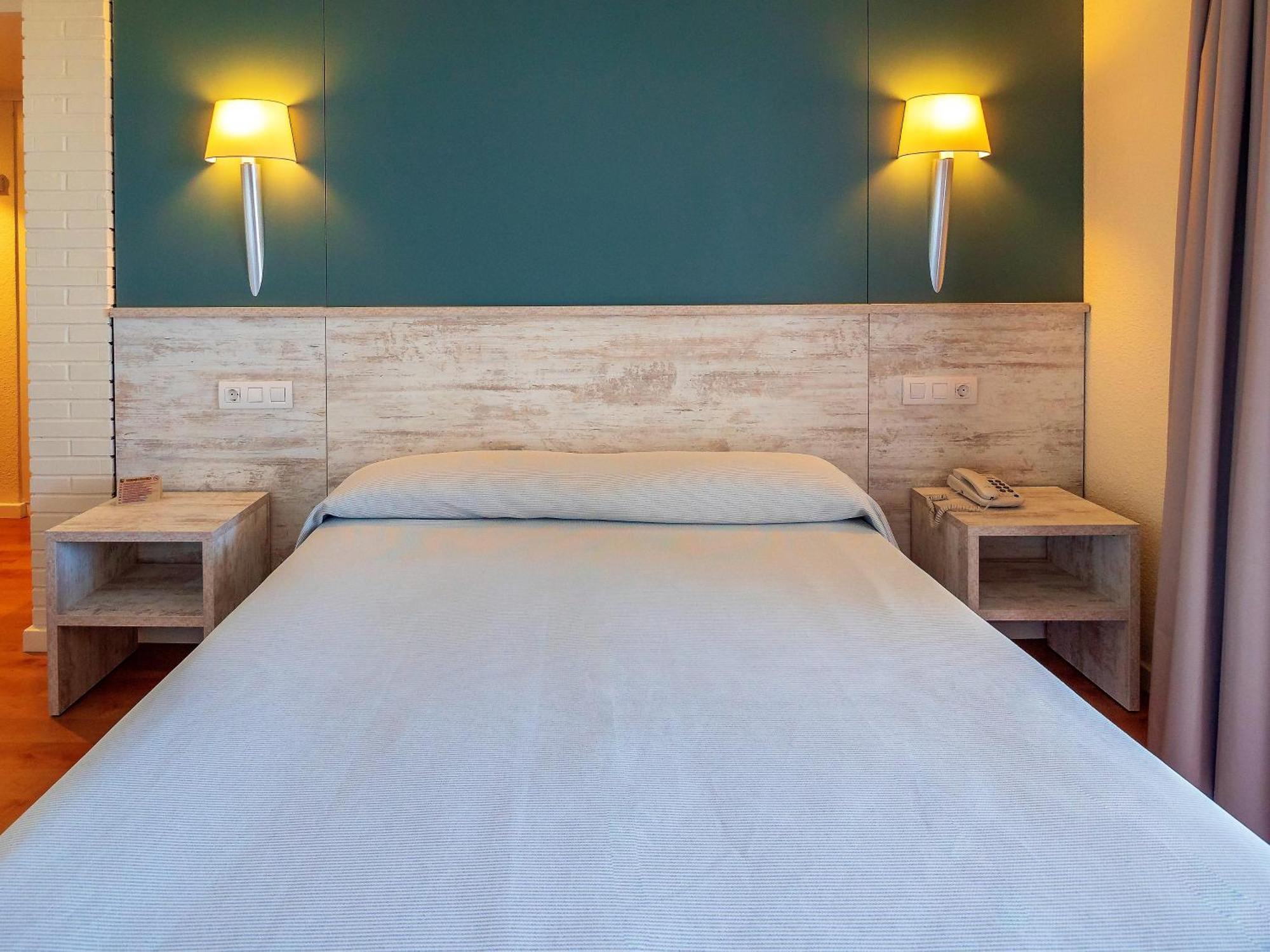 Chambre Triple (2 Adultes & 1 Enfant)