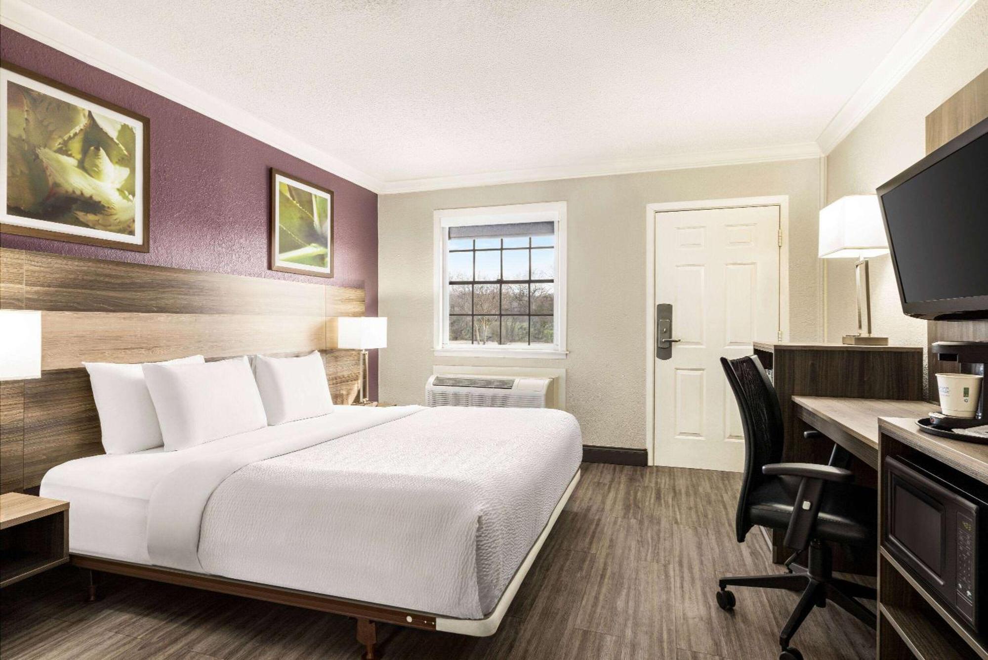 Deluxe King Suite - Non-Smoking,1498832527:JPEG