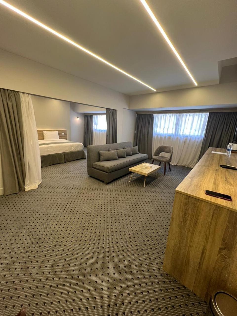 Executive Suite,1537494844:JPEG