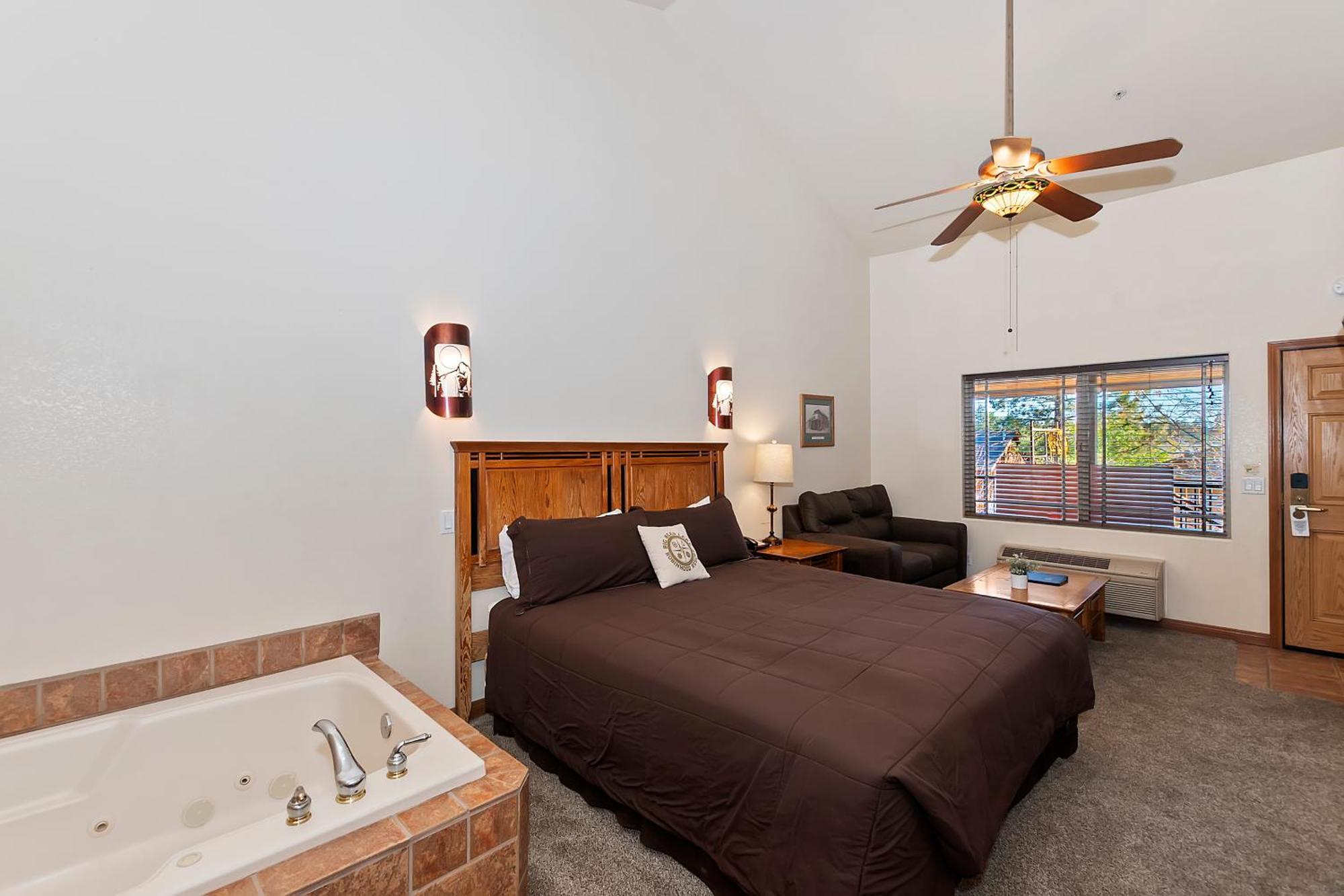 Habitación con cama extragrande y bañera de hidromasaje