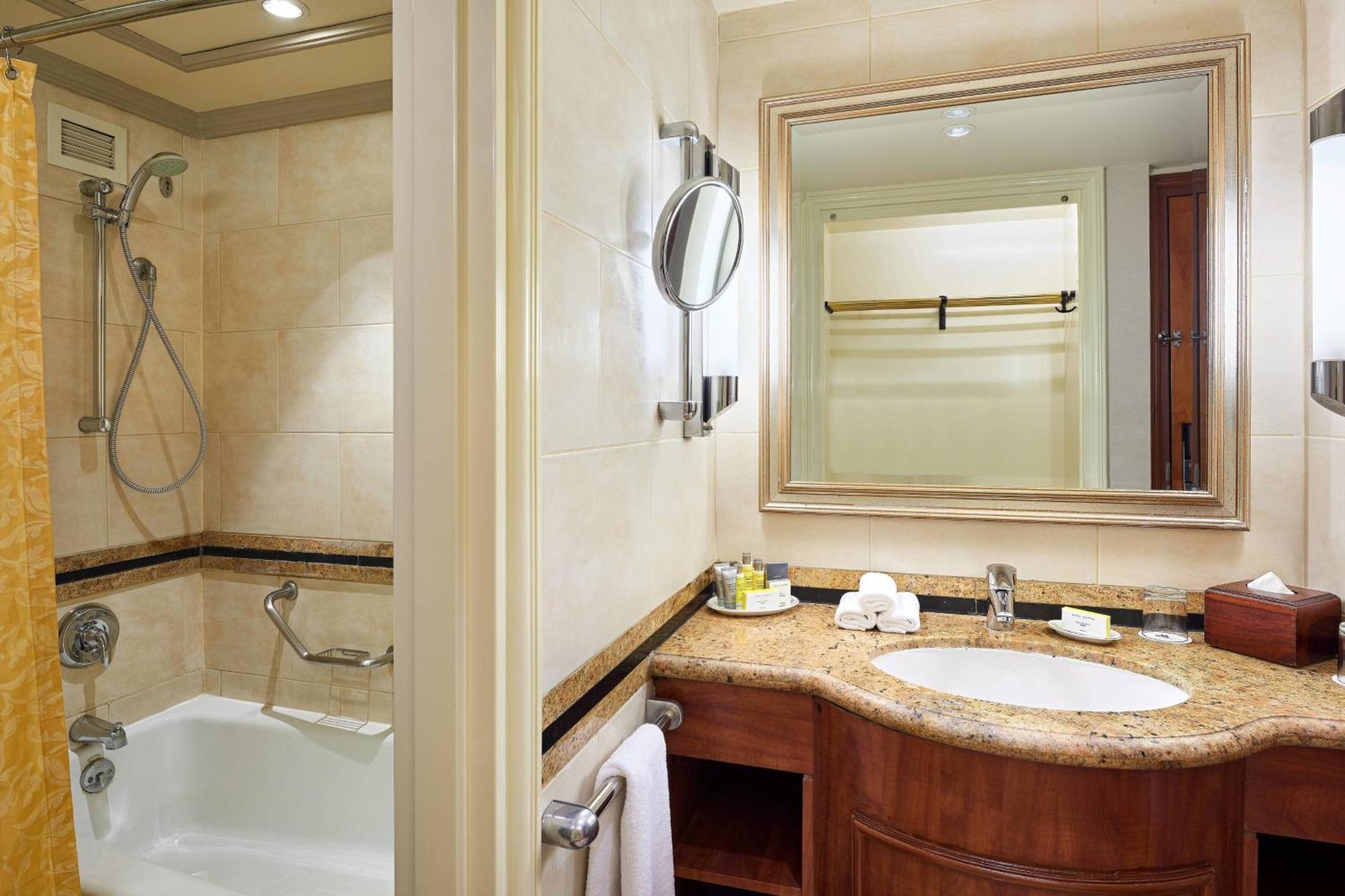 Deluxe Room, 1 King, Balcony