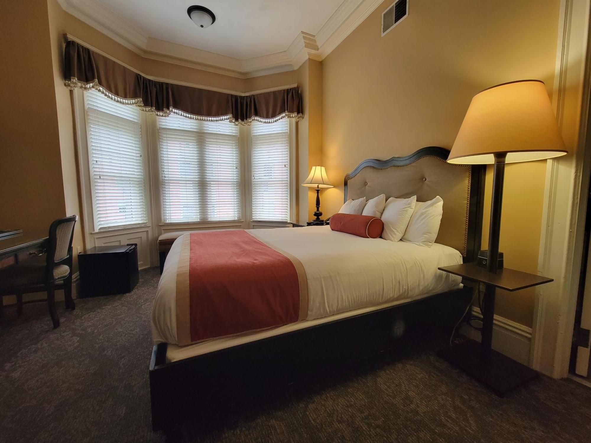 Deluxe Room with Queen Bed,1544079931:JPEG