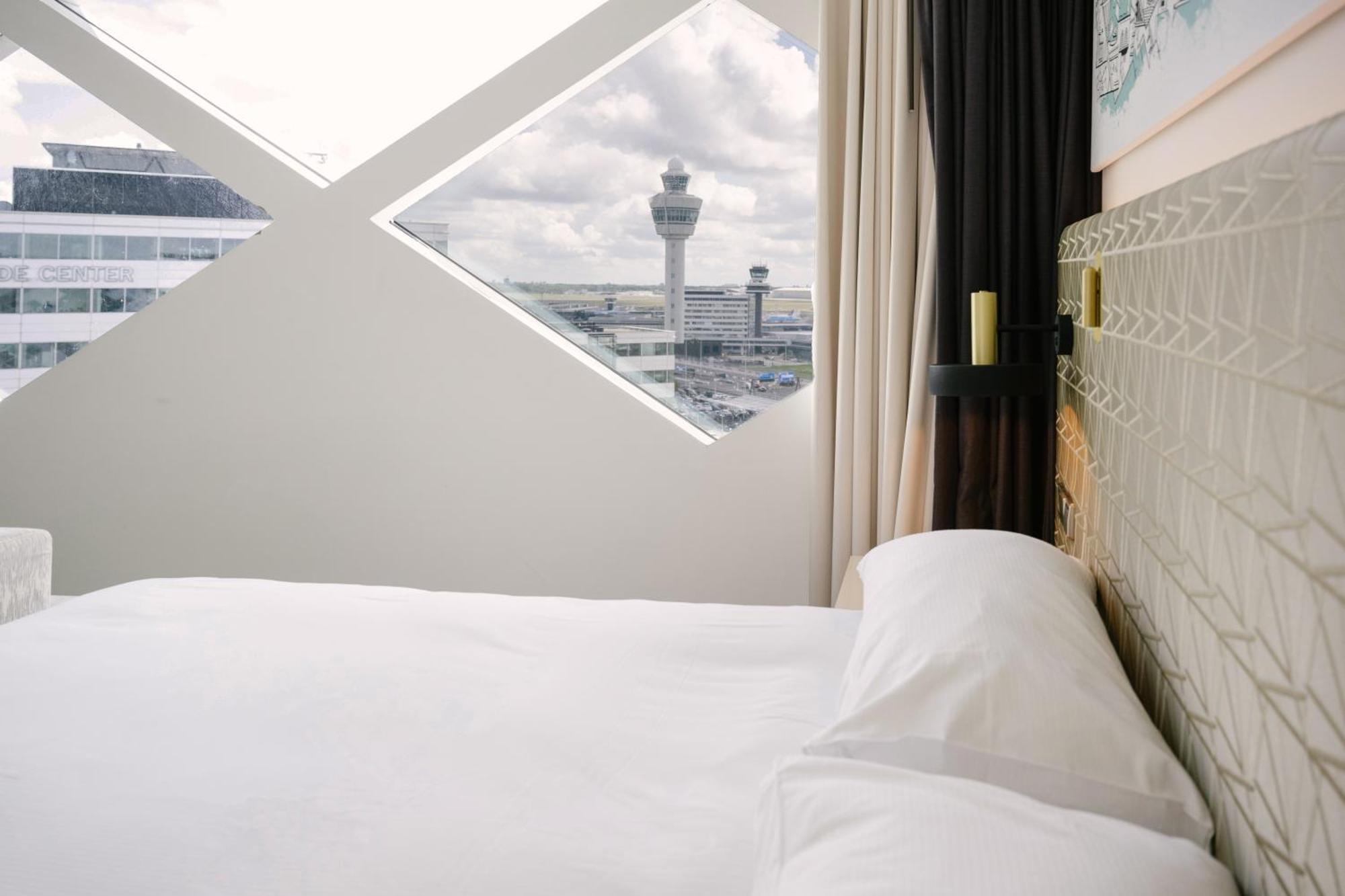 Deluxe Eckzimmer mit Kingsize-Bett und Blick auf den Flughafen
