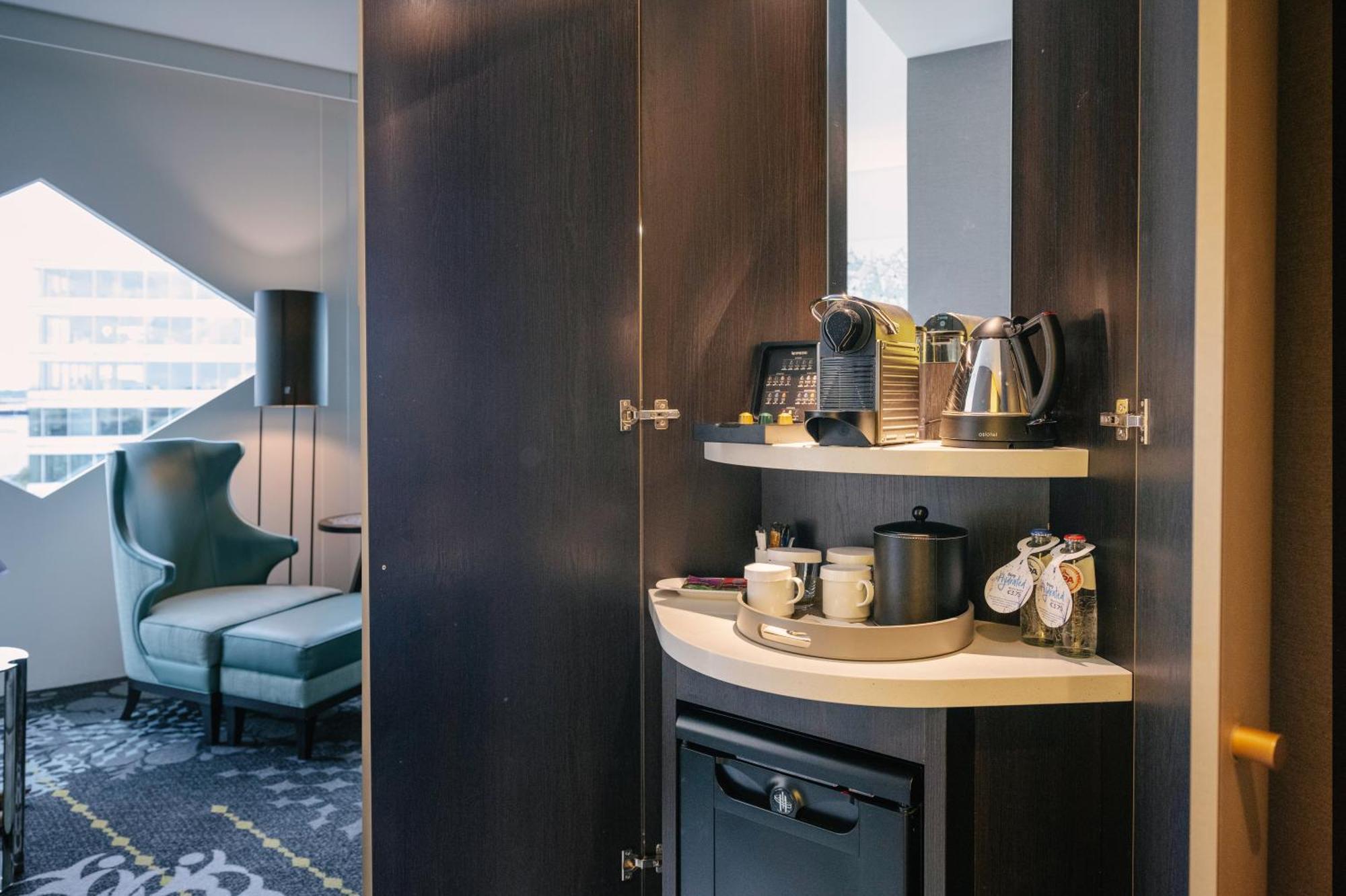 Deluxe Zimmer mit Kingsize-Bett und Blick auf den Flughafen