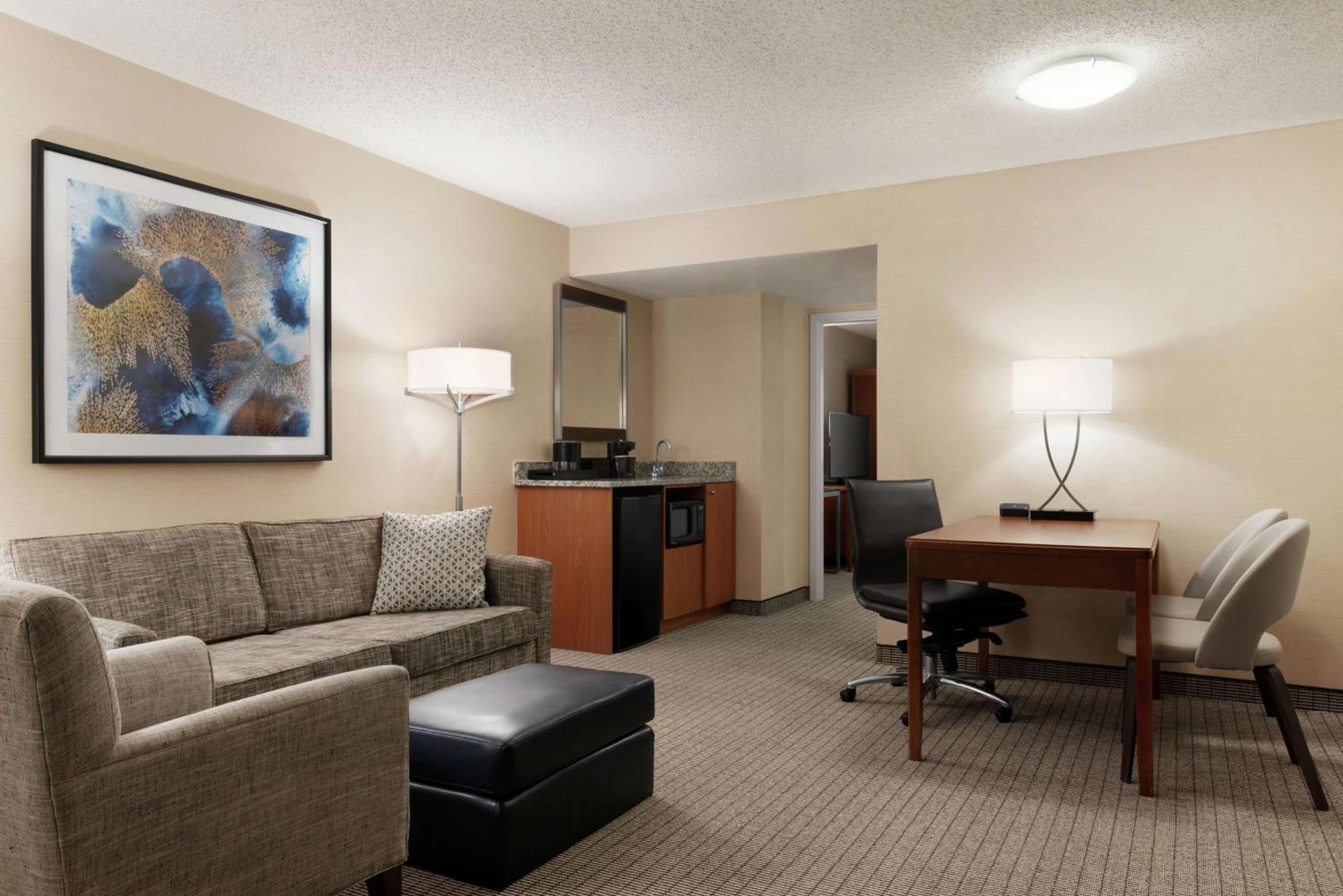 King Suite Accessible Roll--Shower or Non-Smoking,1552340047:JPEG