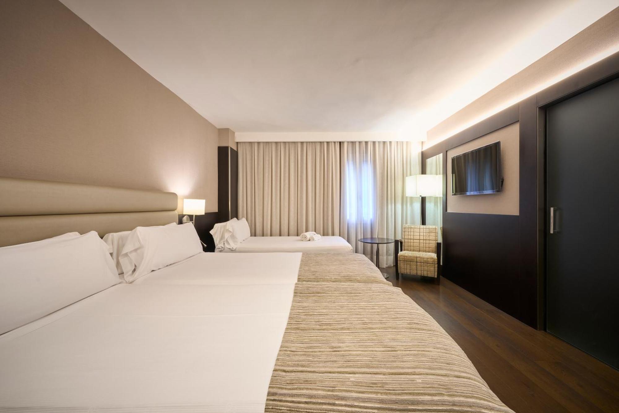 Chambre Triple (2 Adultes & 1 Enfant)