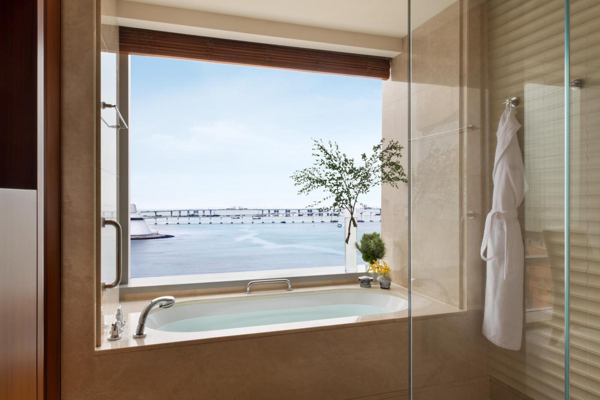 Chambre Lit King-Size Mandarin Premier - Vue sur Mer et Lac