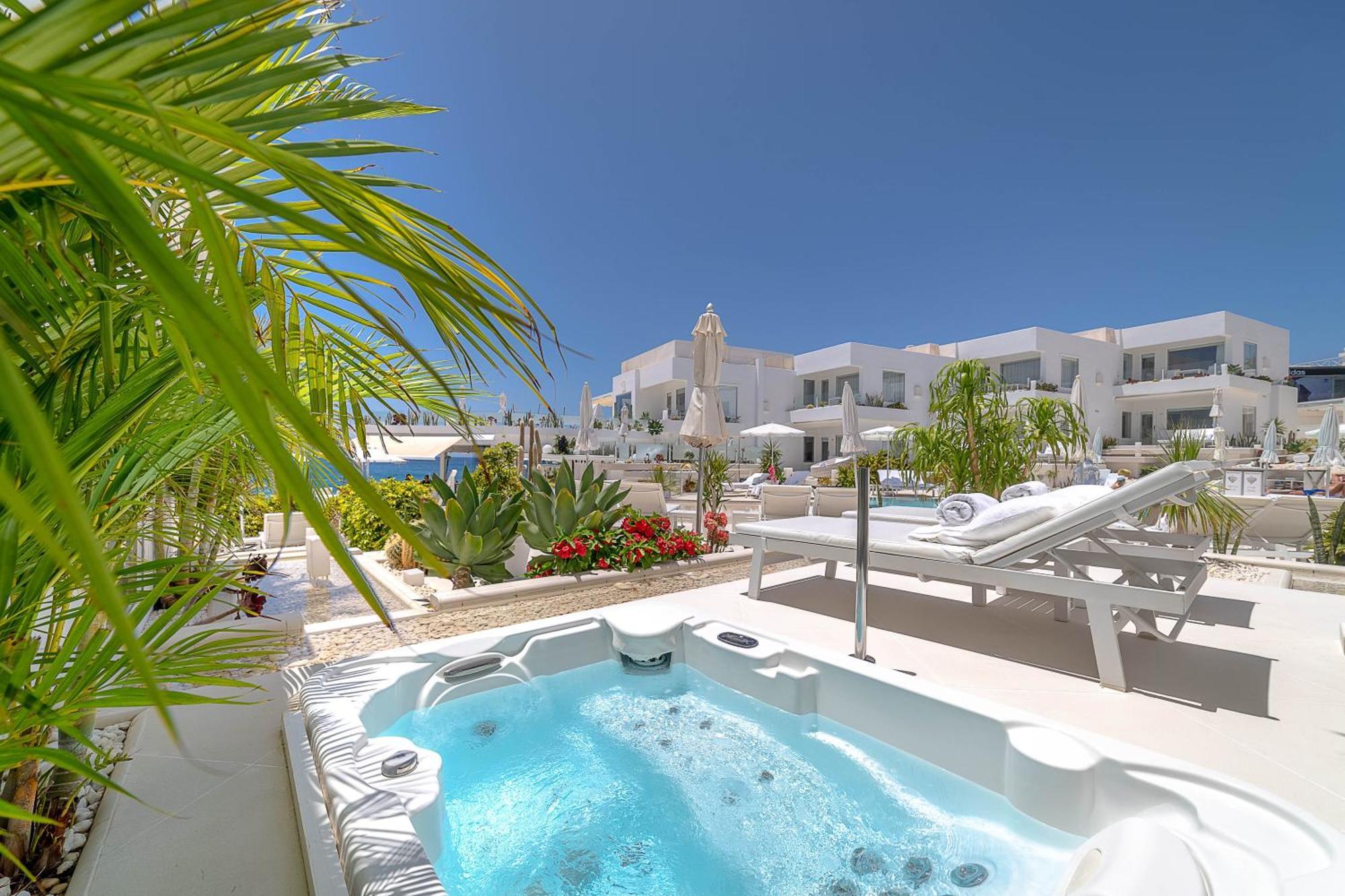 Suite 1 Chambre de Luxe avec Bain à Remous – Vue sur Mer