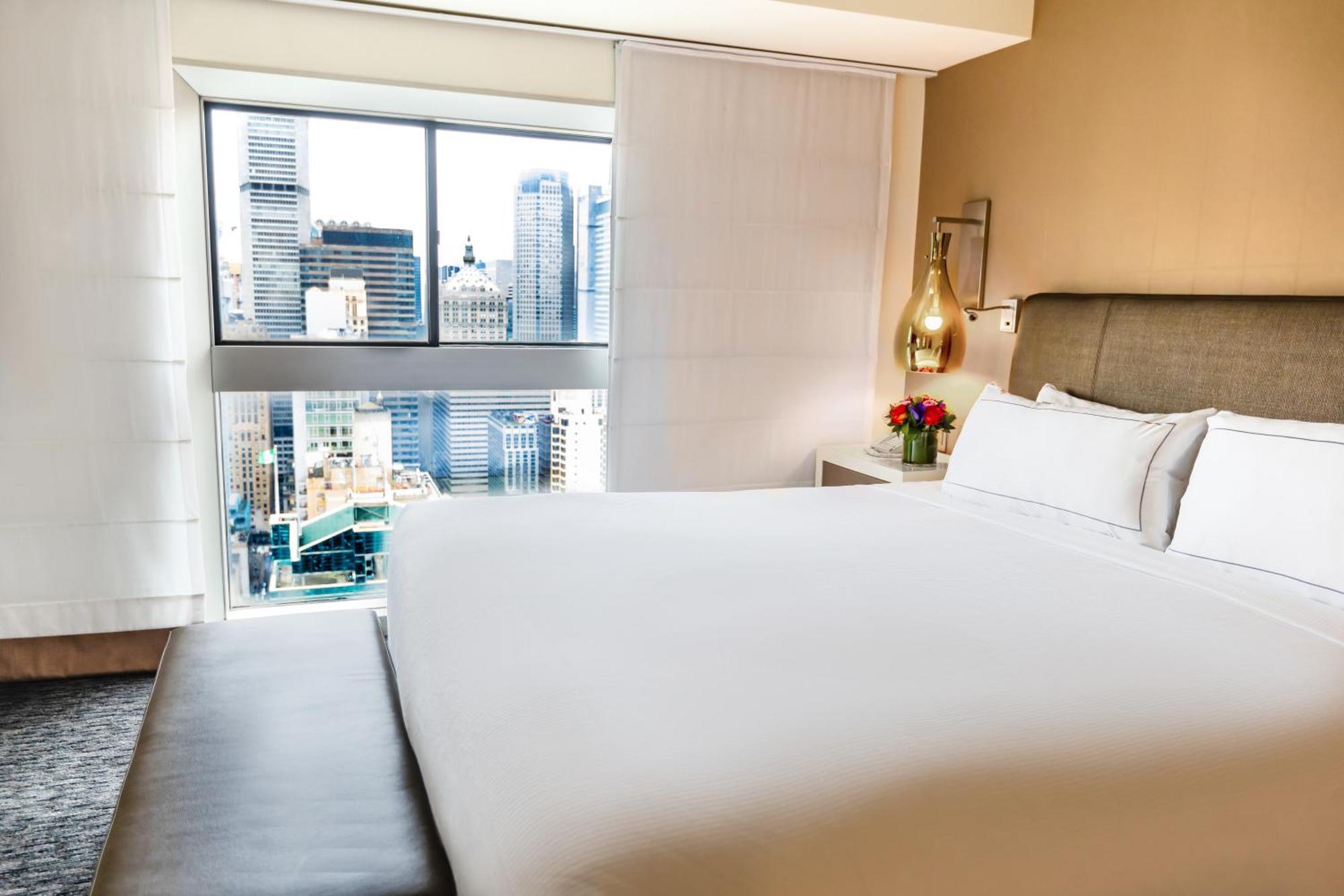 Deluxe Suite mit 2 Schlafzimmern mit Kingsize-Bett, Queensize-Bett und Blick auf die Skyline
