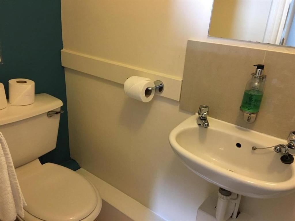Quarto com 2 Camas de Solteiro e Chuveiro