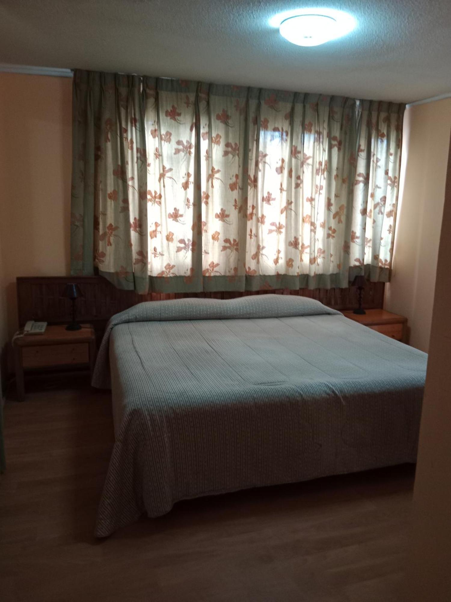 Habitación con cama grande