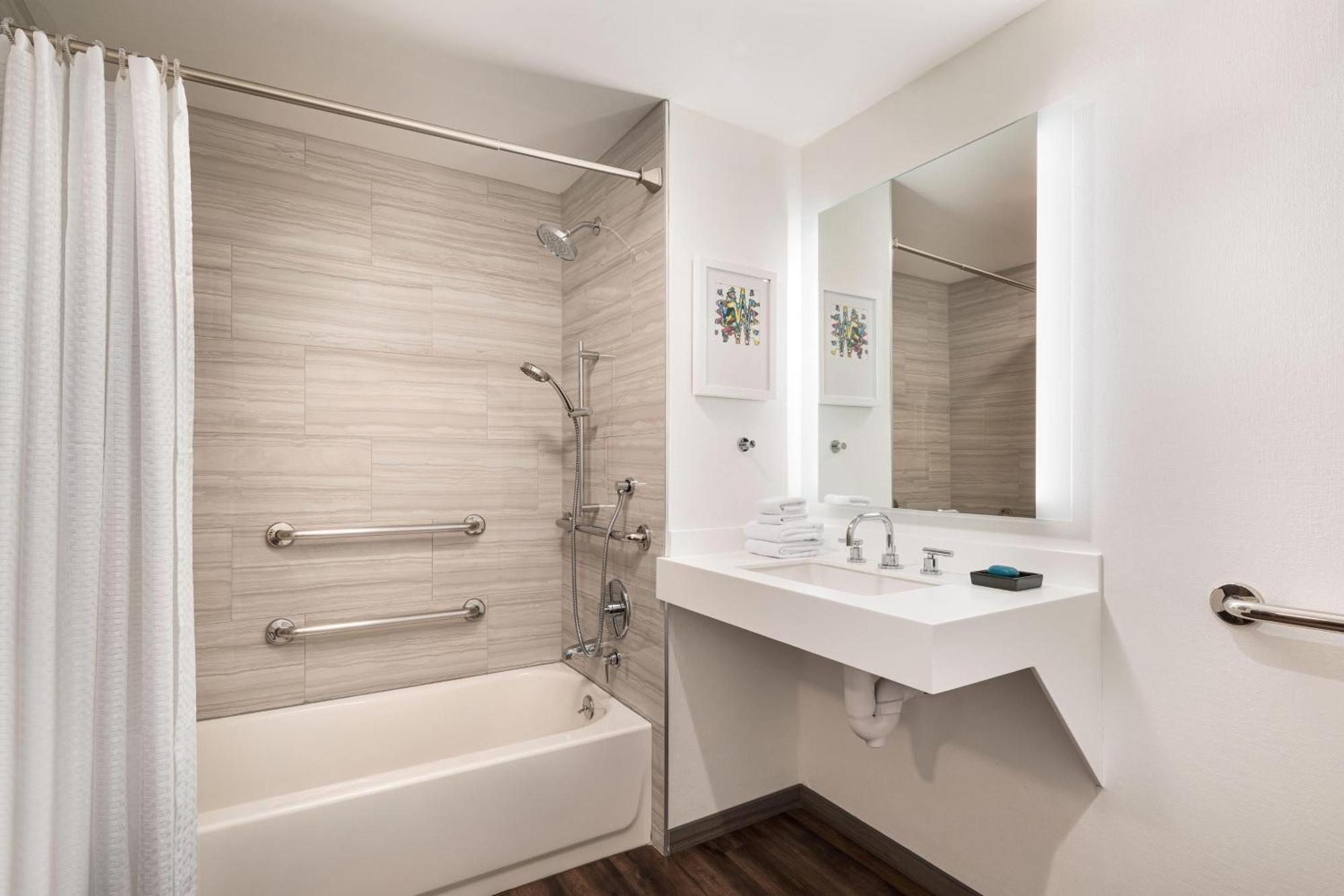 King Room - Disability Access Hearing with Bathtub