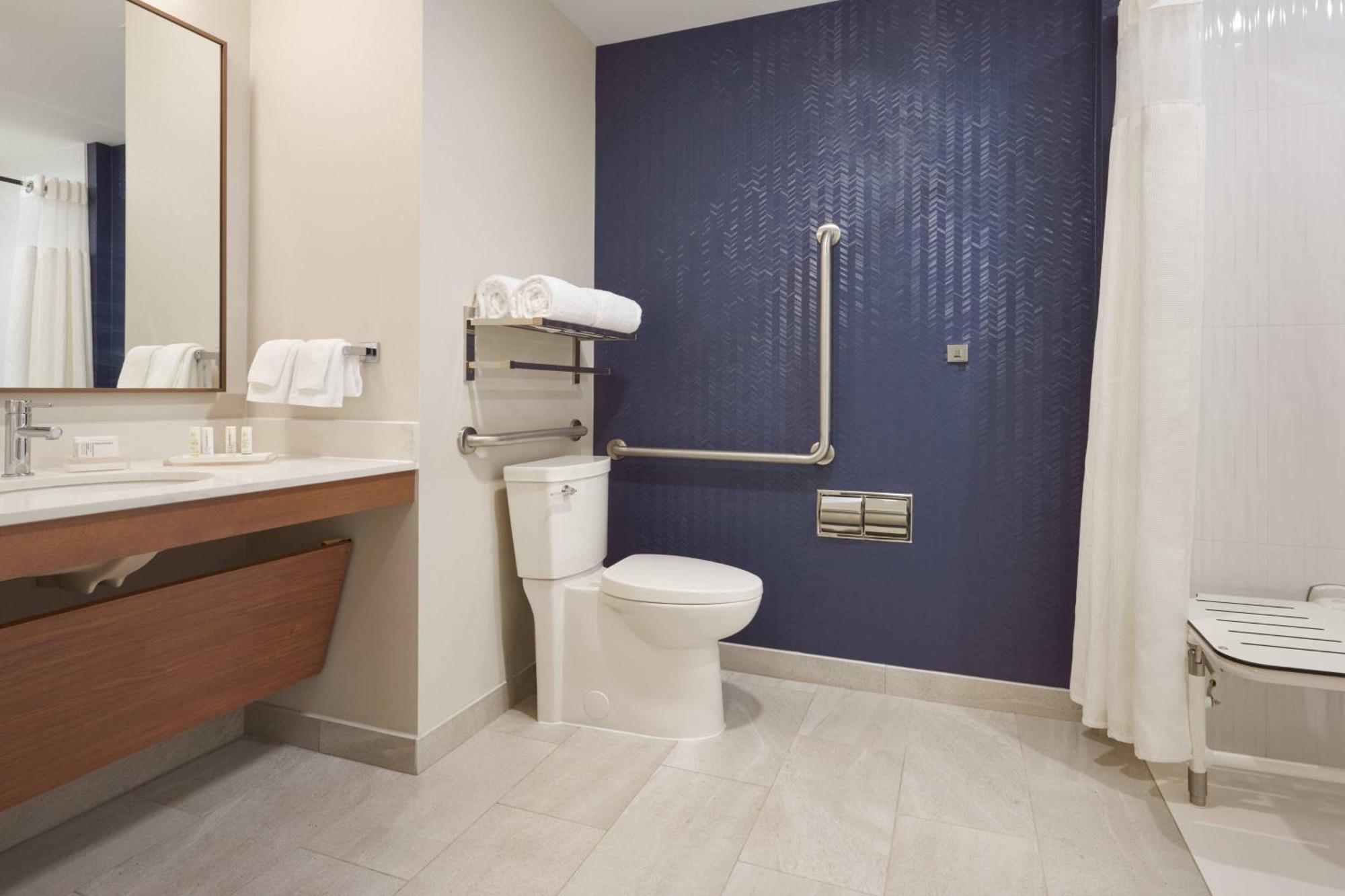 Queen Room with Two Queen Beds and Roll-In Shower - Mobility Access/Hearing Accessible