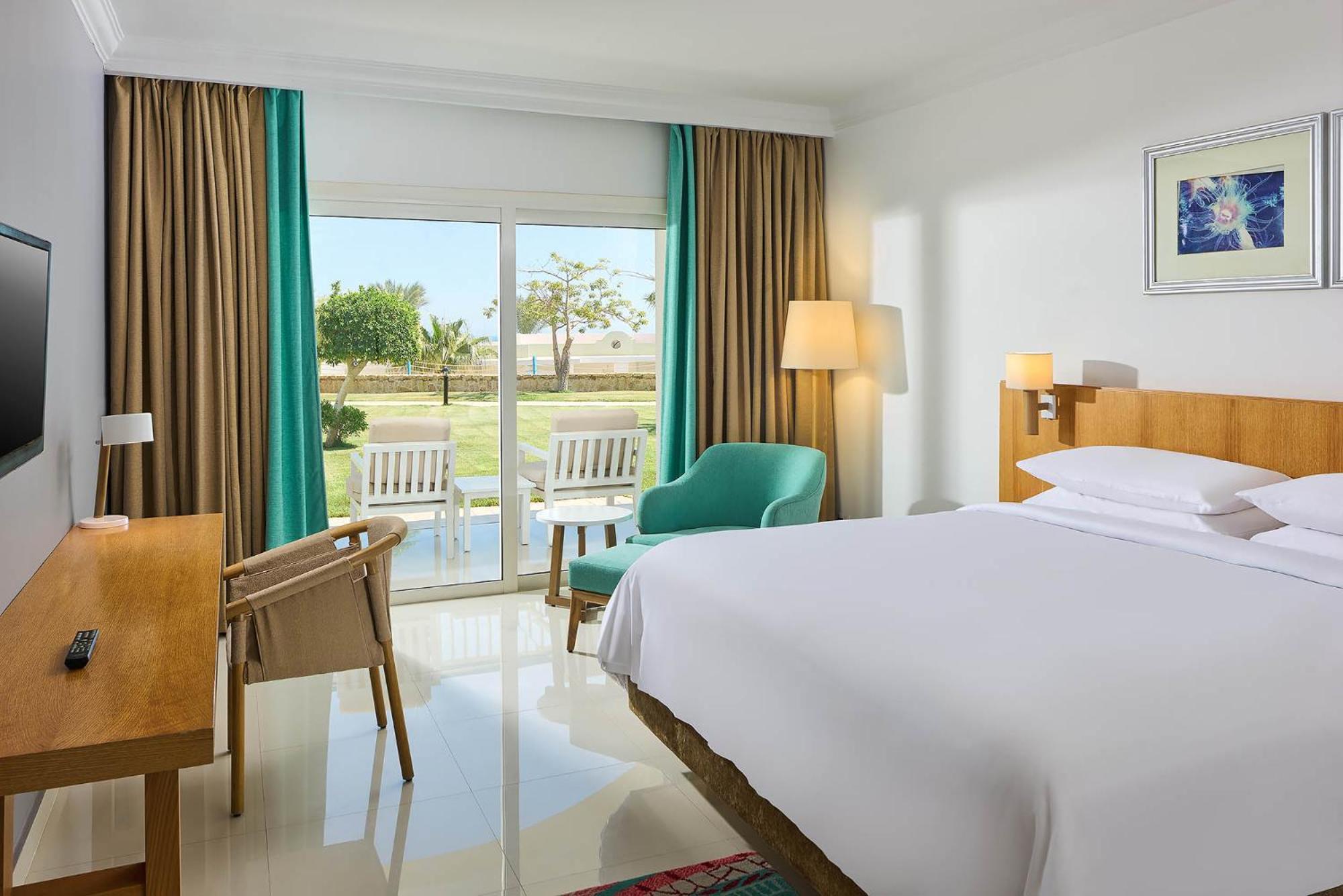 Zimmer mit 1 Kingsize-Bett und Gartenblick
