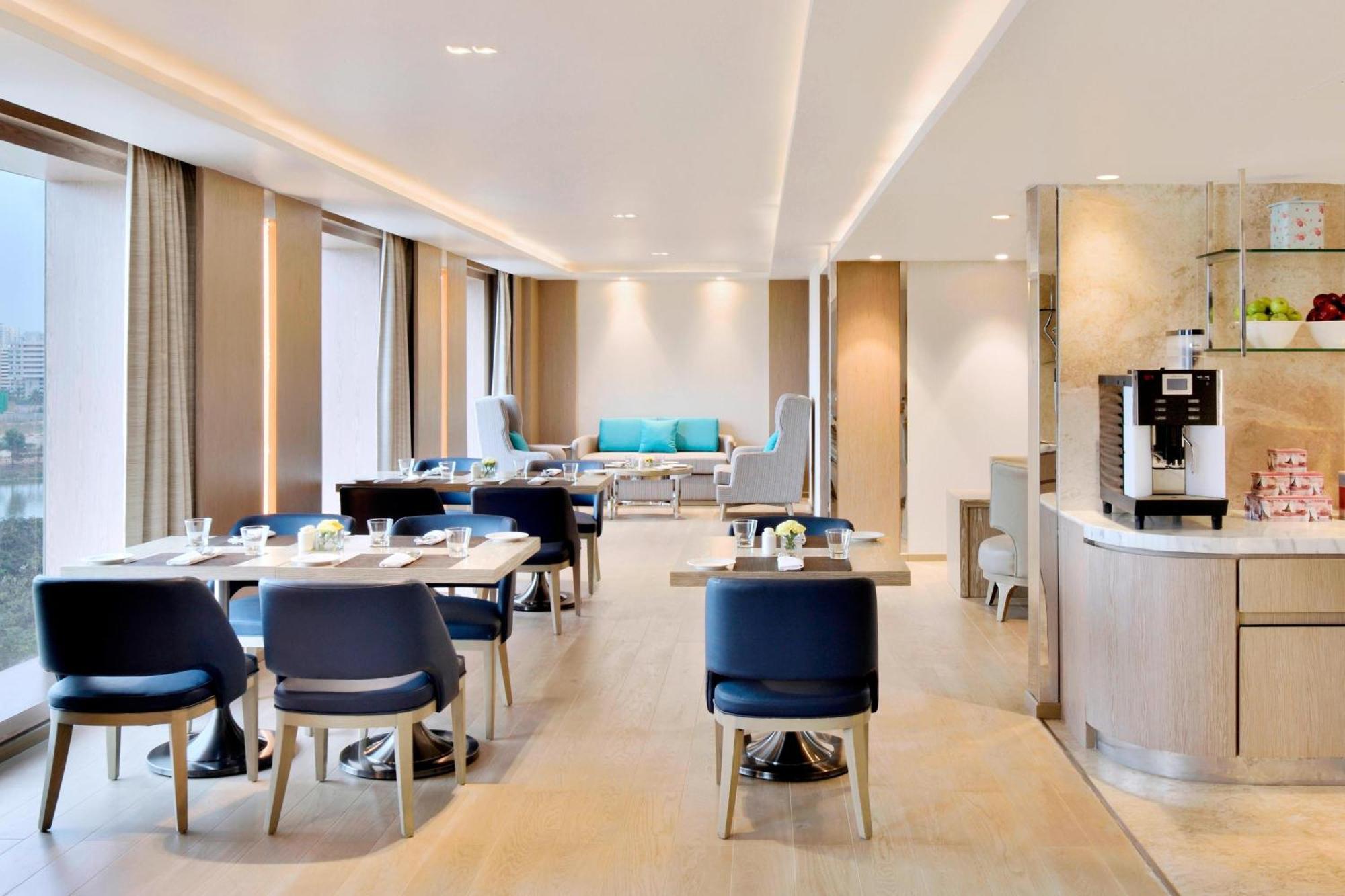Junior King Suite with Lake View and Lounge Access