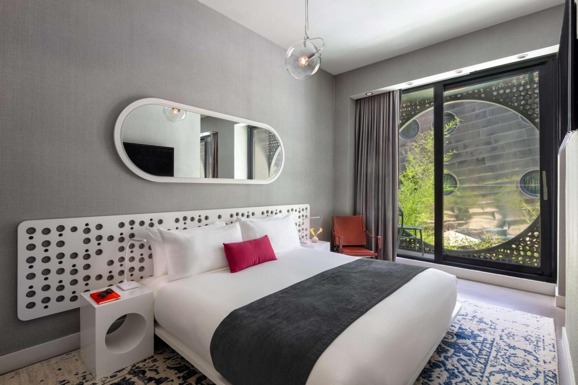 Quarto Bronze com Cama King-size e Varanda
