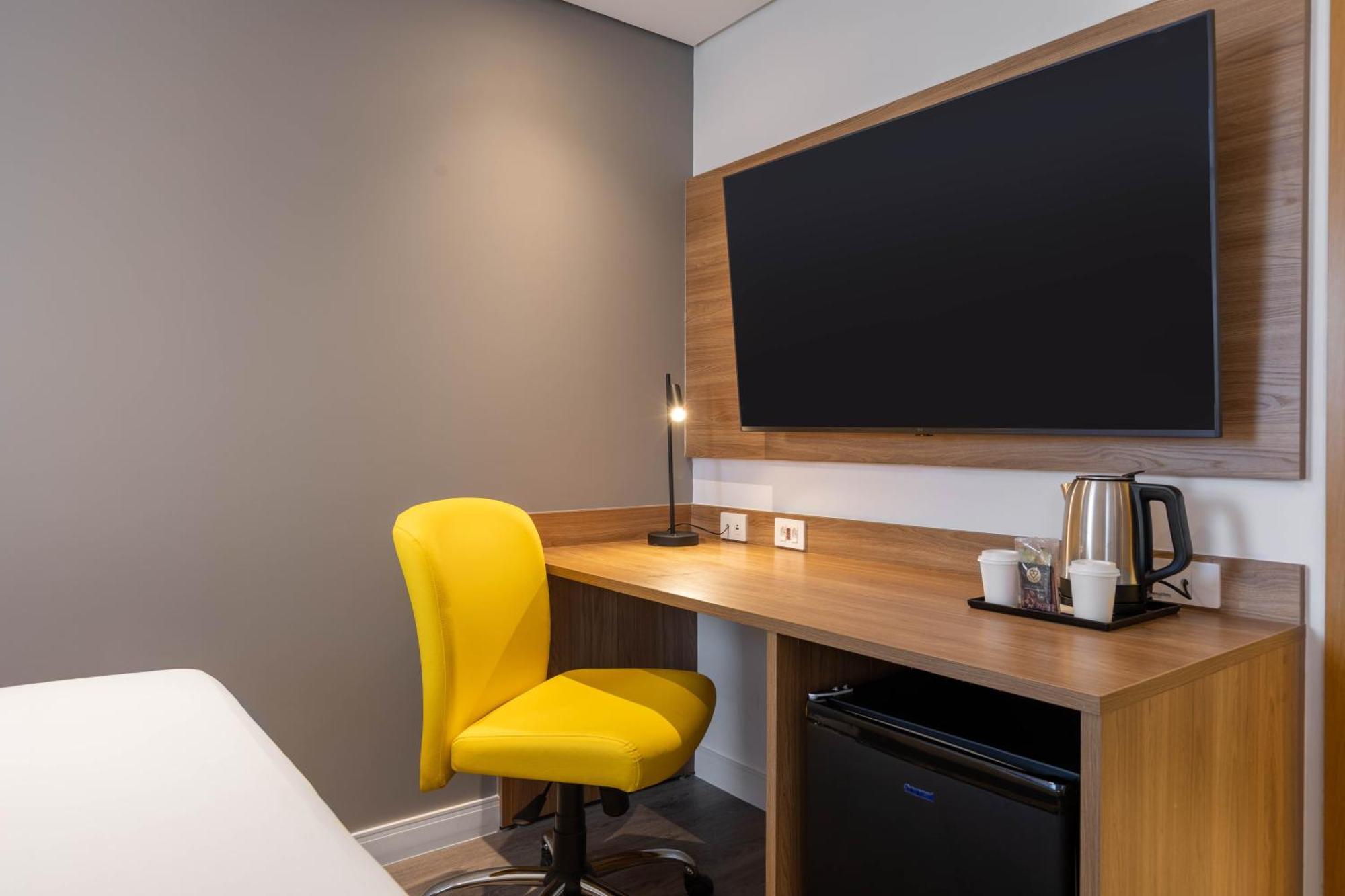 Quarto Duplo Premium com 2 Camas de Casal.