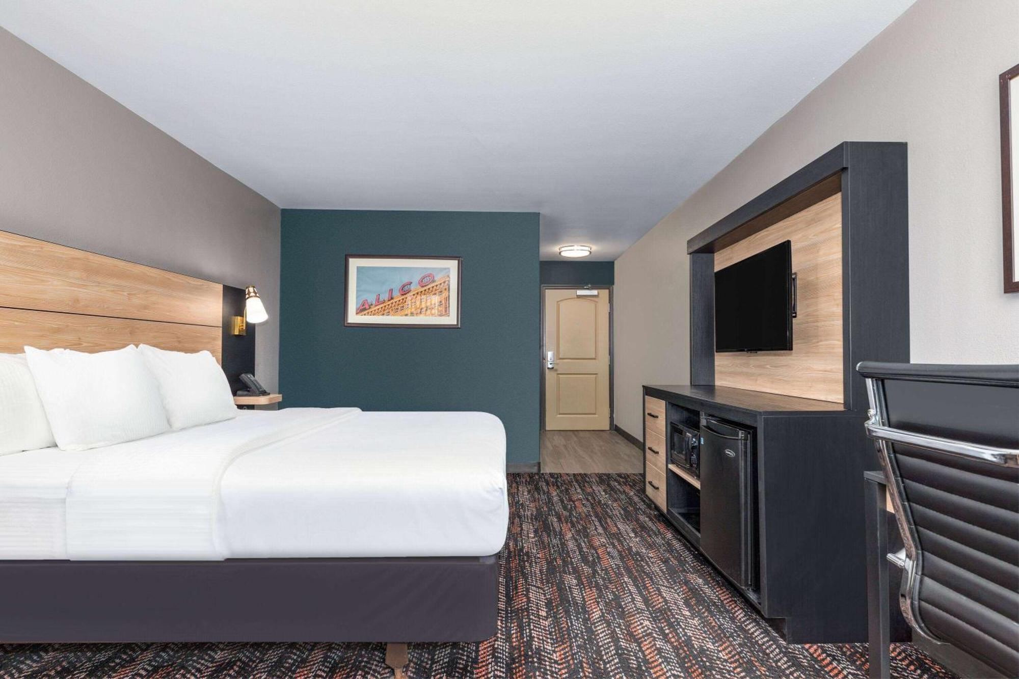 1 King Bed, Mobility/Hearing Accessible Room, Bathtub w/ Grab Bars, Non-Smoking