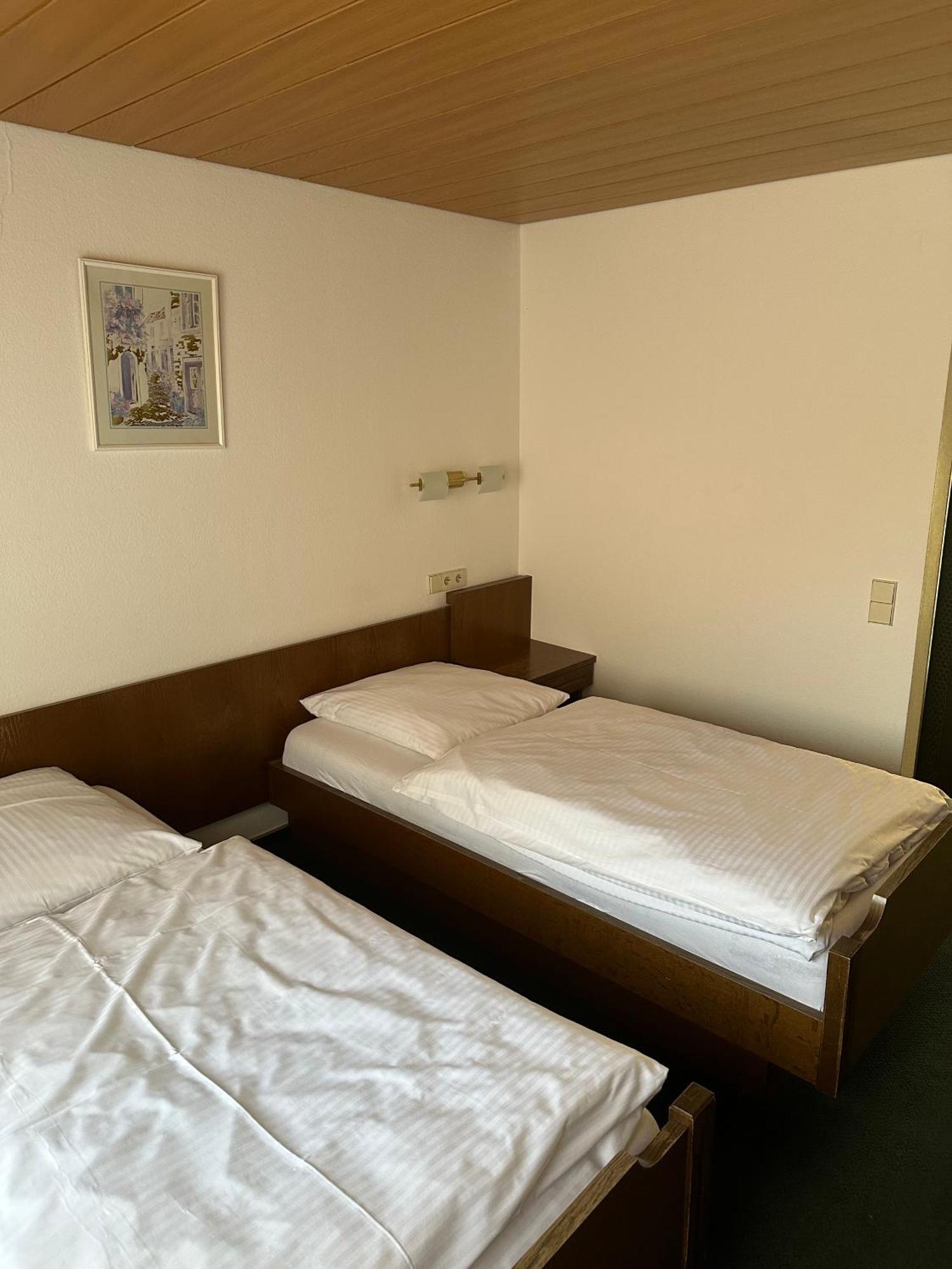 Doppel-/Zweibettzimmer mit Dusche
