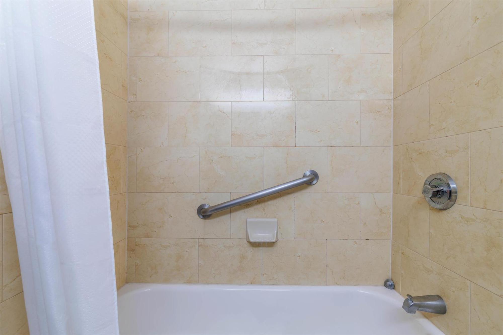 King Room with Roll-in Shower - Disability Access - smoking