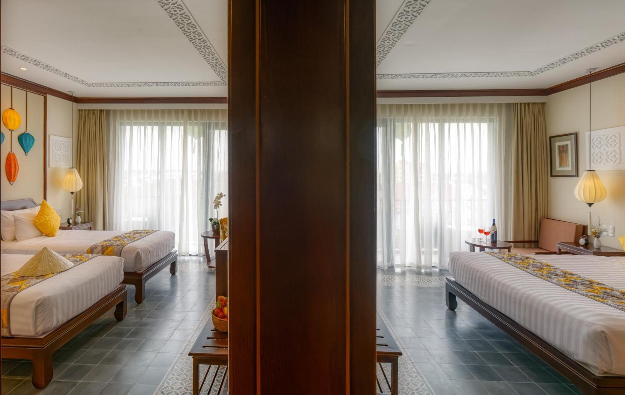 Savvy Family Connecting Suite, Bathtub, Balcony with Riverside View