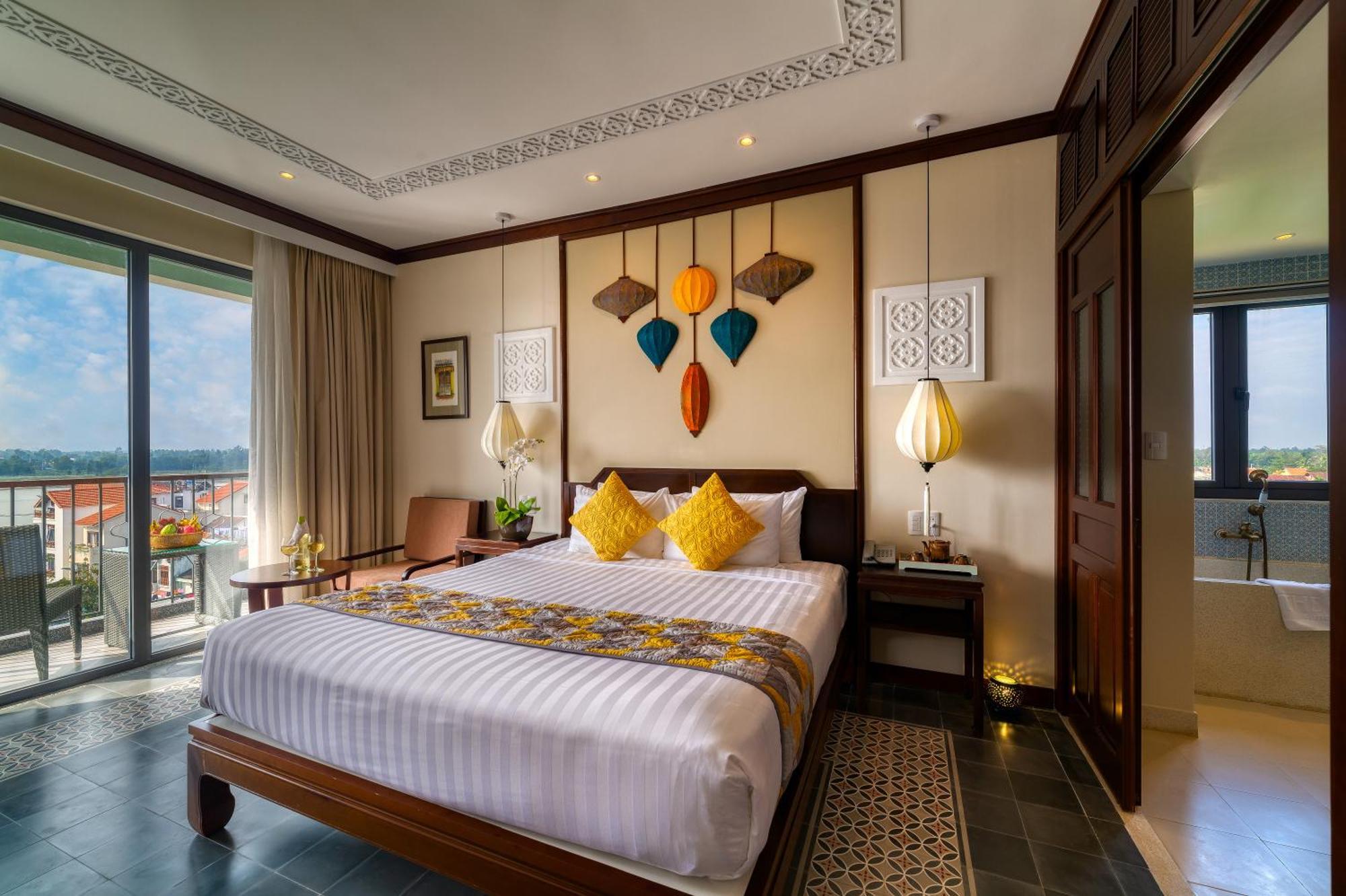Savvy King/Twin Suite, Bathtub, Balcony with Riverside View
