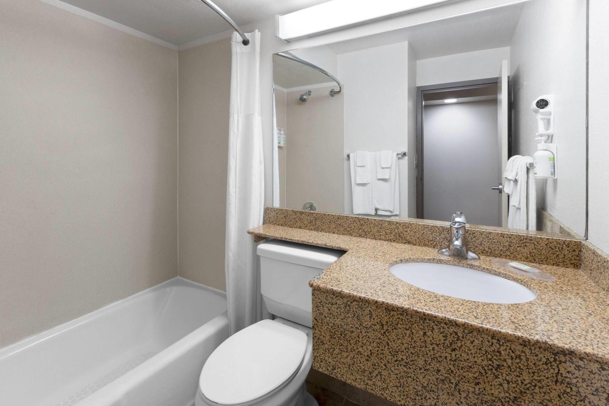 One-Bedroom Queen Suite with Two Queen Beds - Non-Smoking,1690956022:JPEG